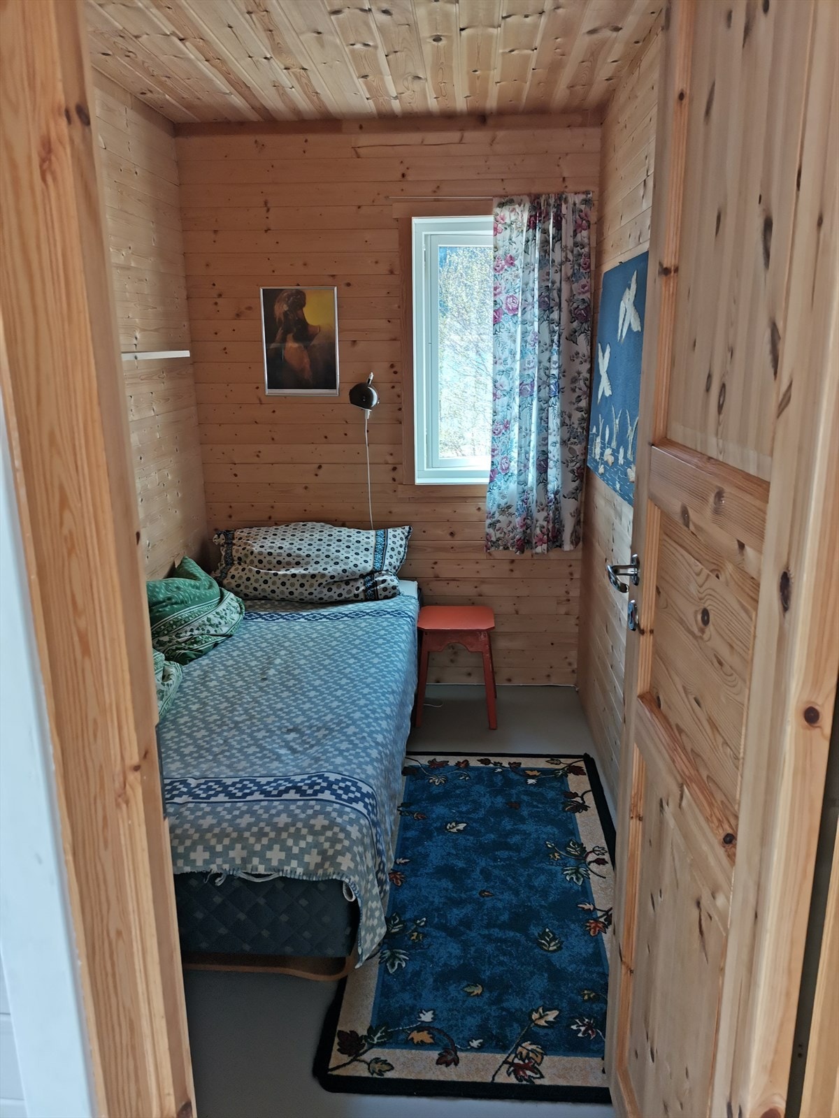 Enkelt soverom med luke til loft Galleribilde