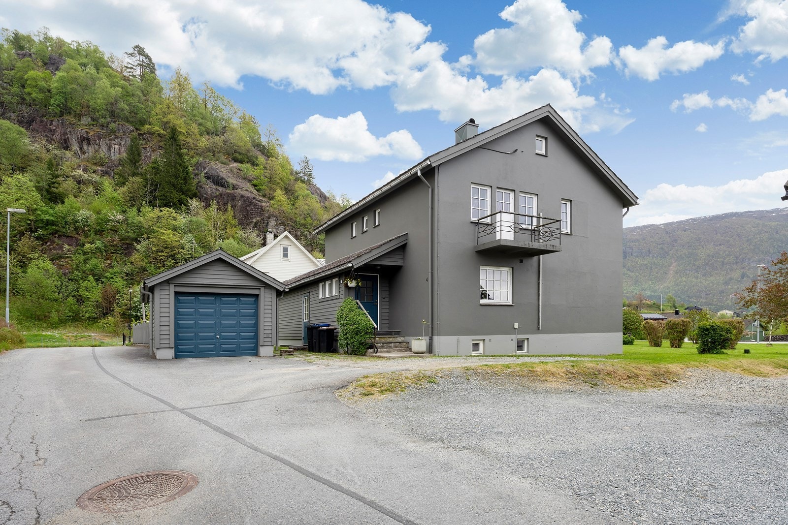 Fasade - Garasje og parkeringsplass inntil huset Galleribilde