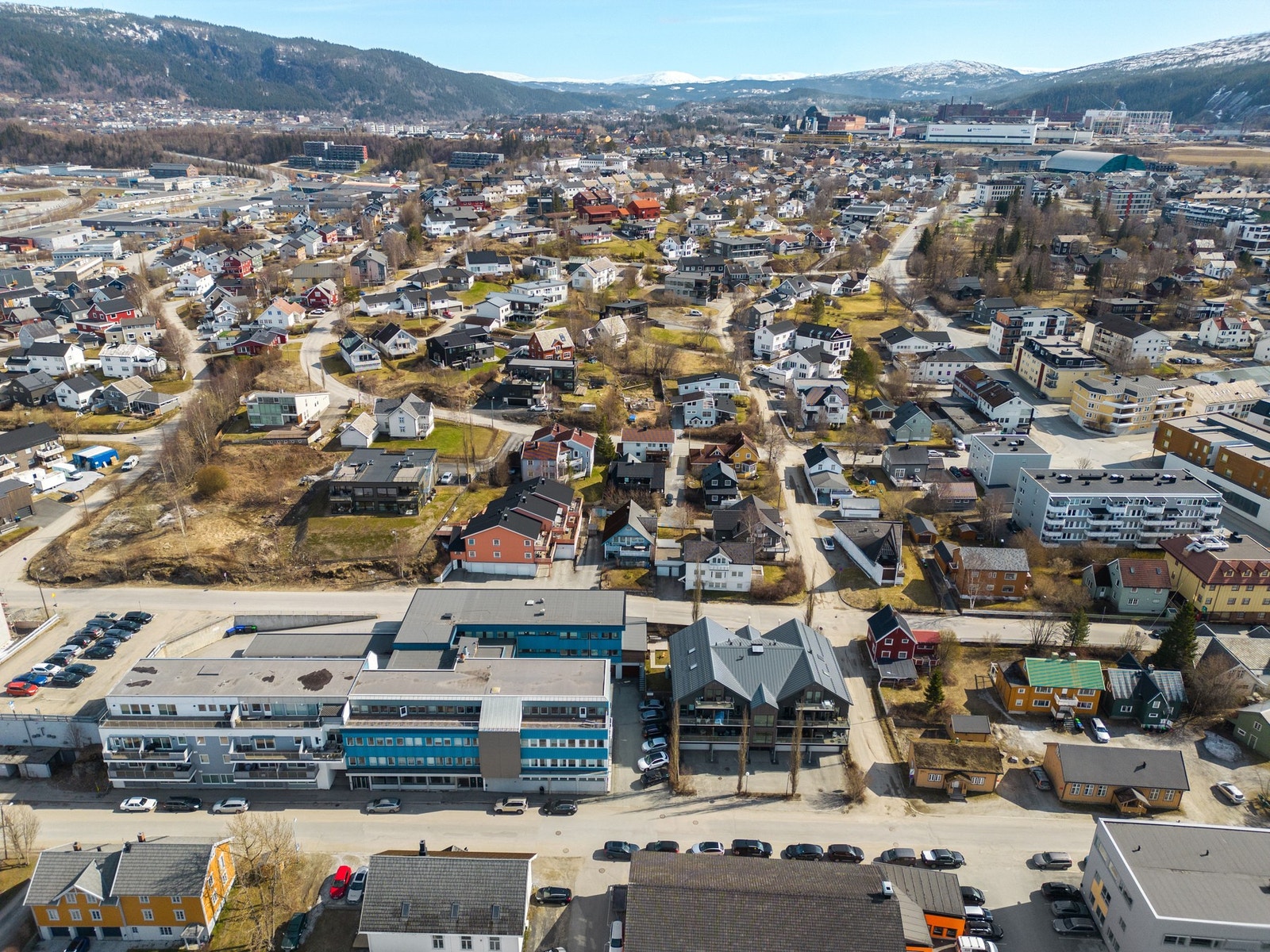 Dronebilde av bygget og nærområdet Galleribilde