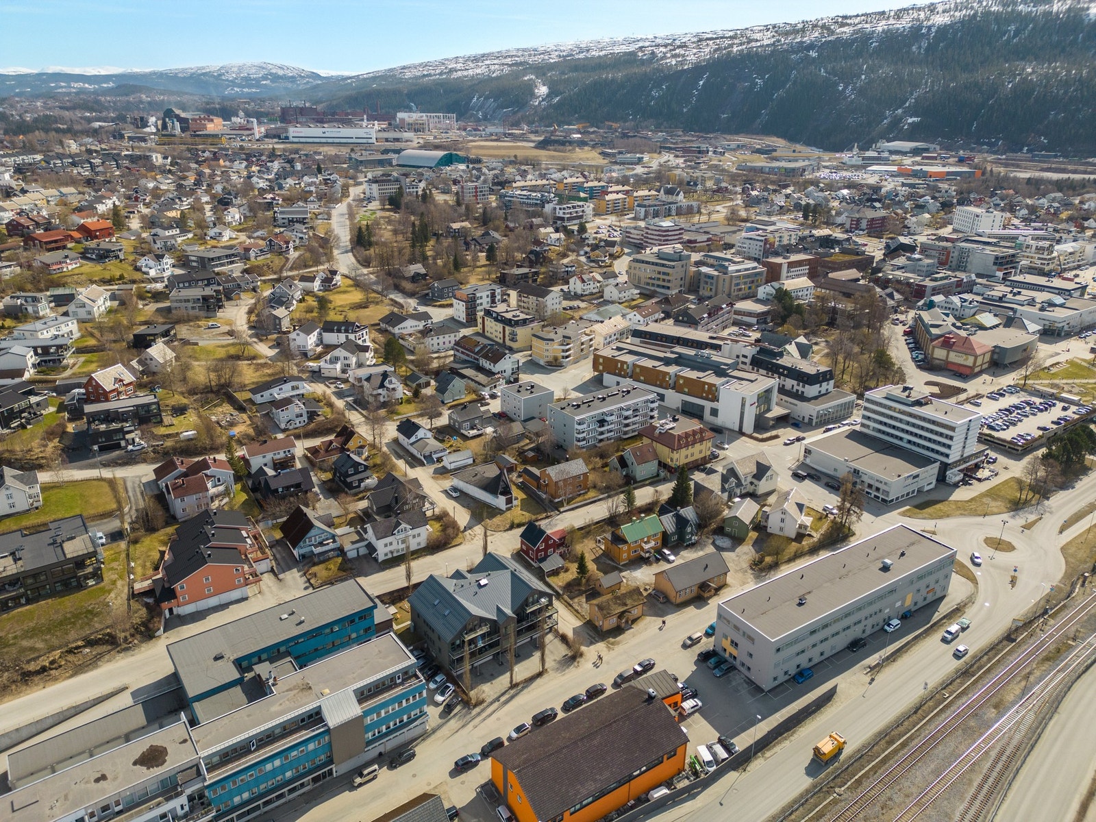 Dronebilde av bygget og nærområdet Galleribilde