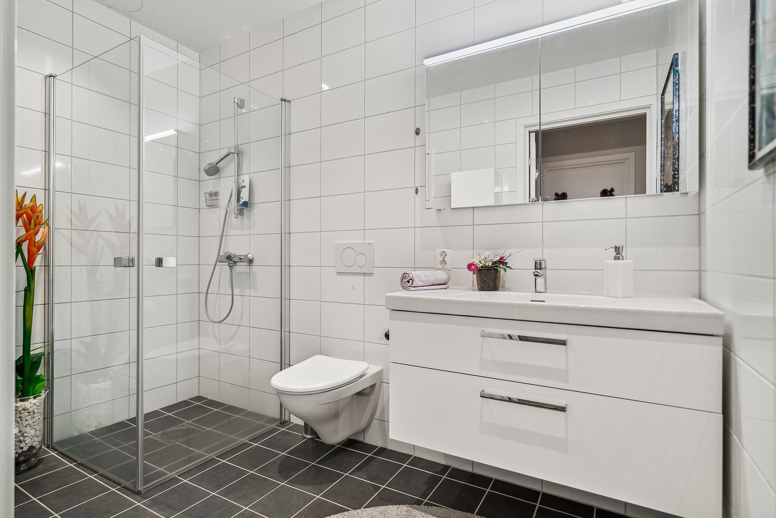 Flott bad/wc/vaskerom som er flislagt. Galleribilde