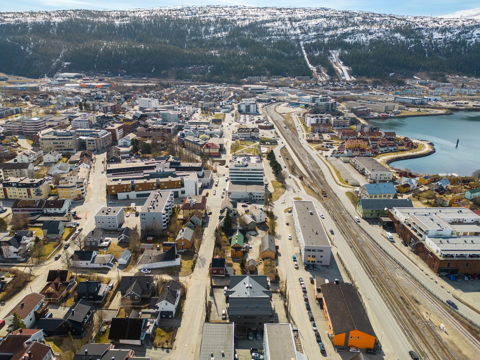 Dronebilde av bygget og nærområdet Galleribilde