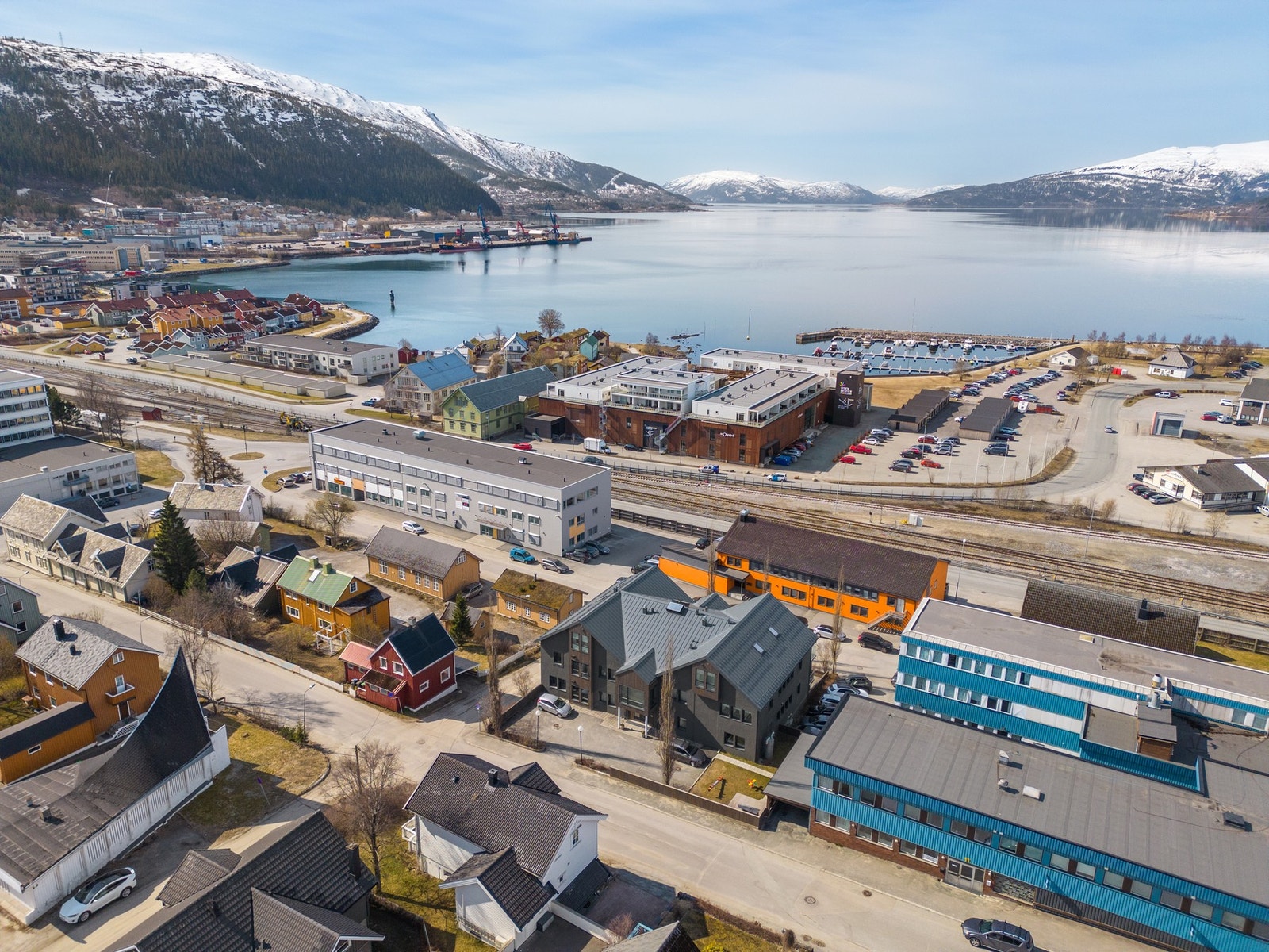 Dronebilde av bygget og nærområdet Galleribilde