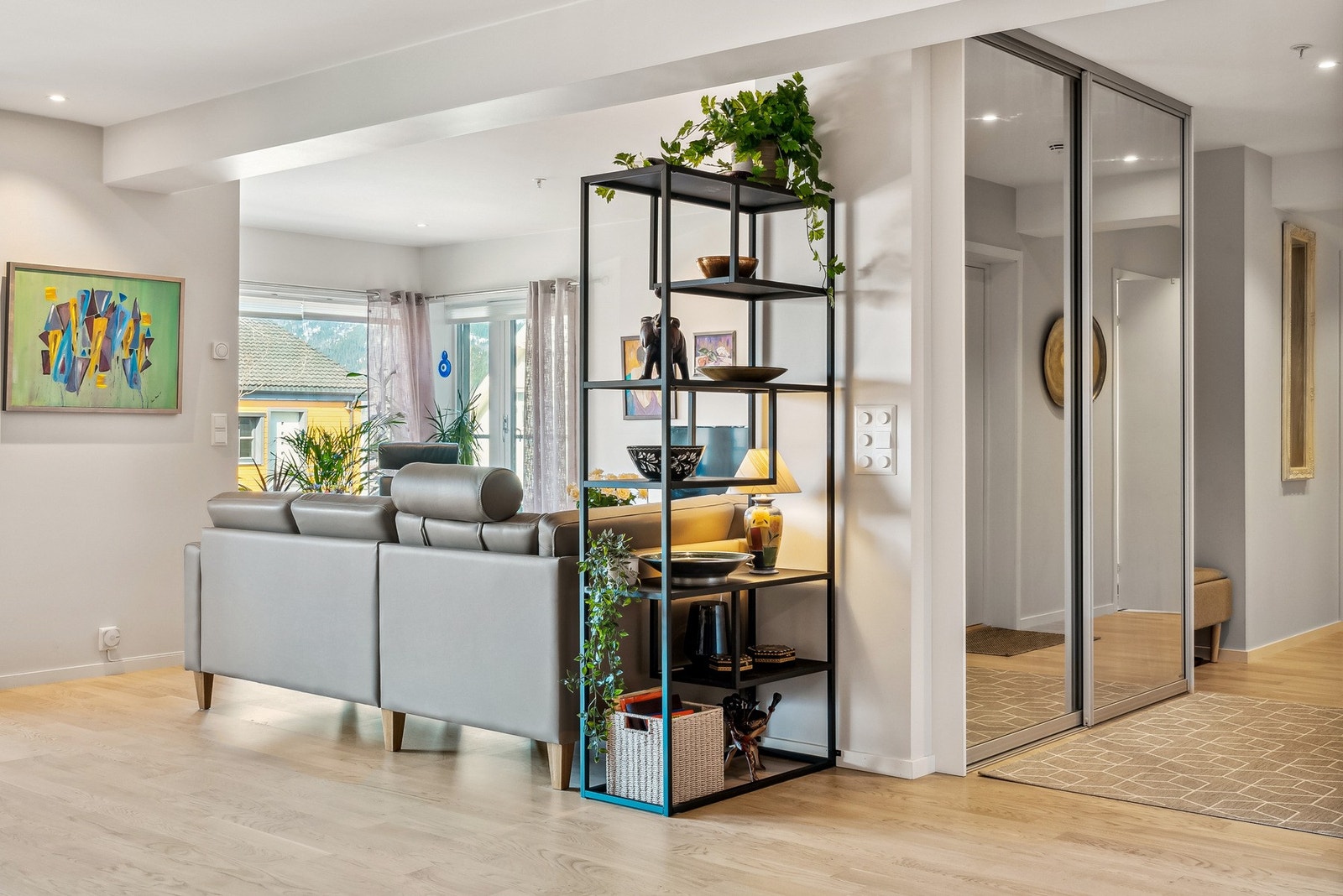 Stue og skyvedørsgarderobe i gang Galleribilde