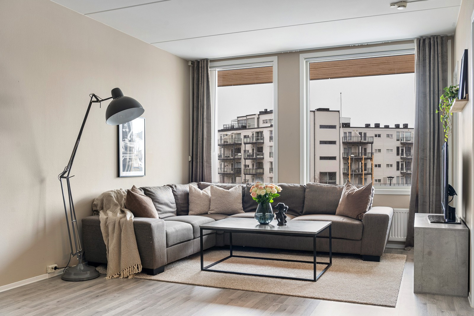I stua er det perfekt å plassere en stor og god hjørnesofa