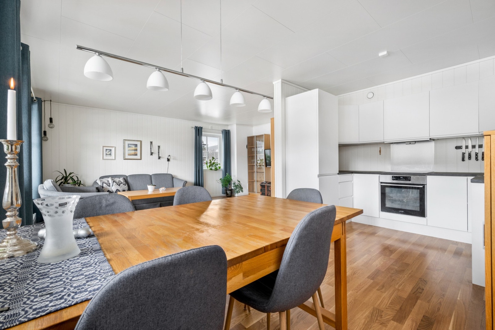 Kjøkkenet er på 13m² og daner en åpenløsning ut mot stue. Galleribilde