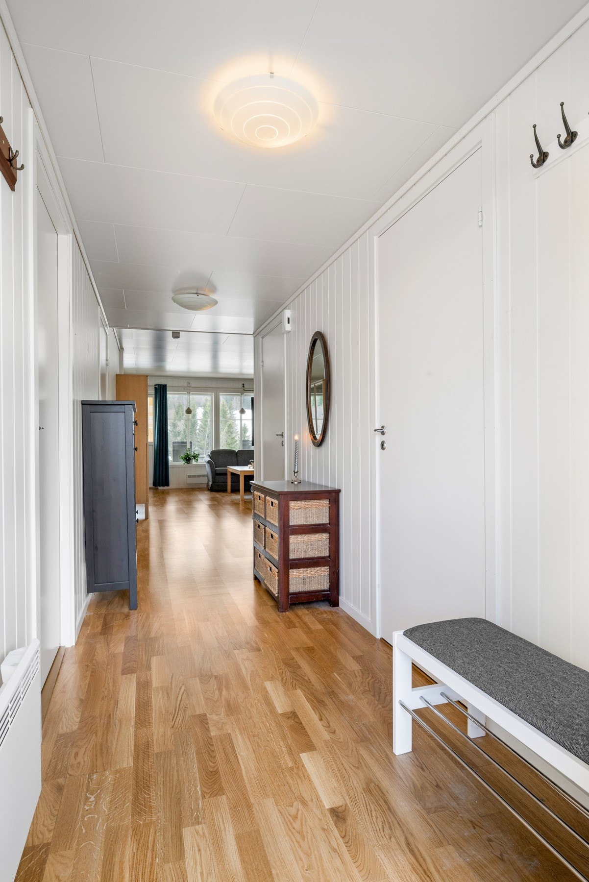 God plass til sko og klesheng. Galleribilde