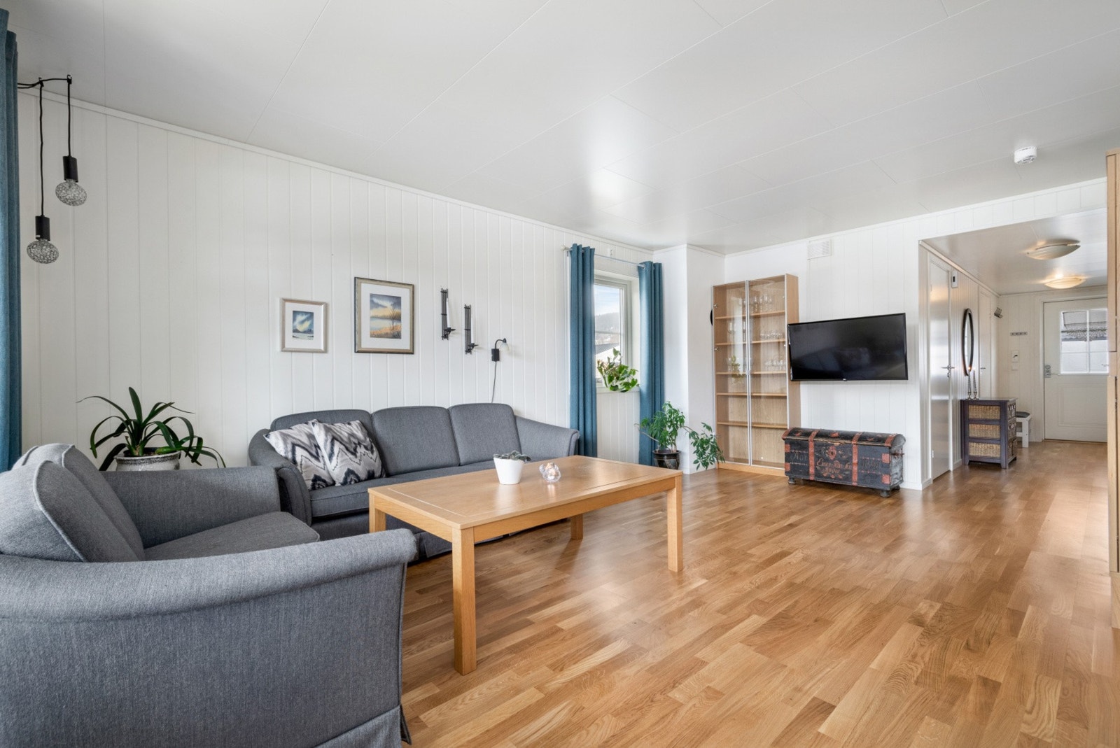 Stuen måler 21,5m² og byr på flere gode møbleringsmuligheter. Galleribilde