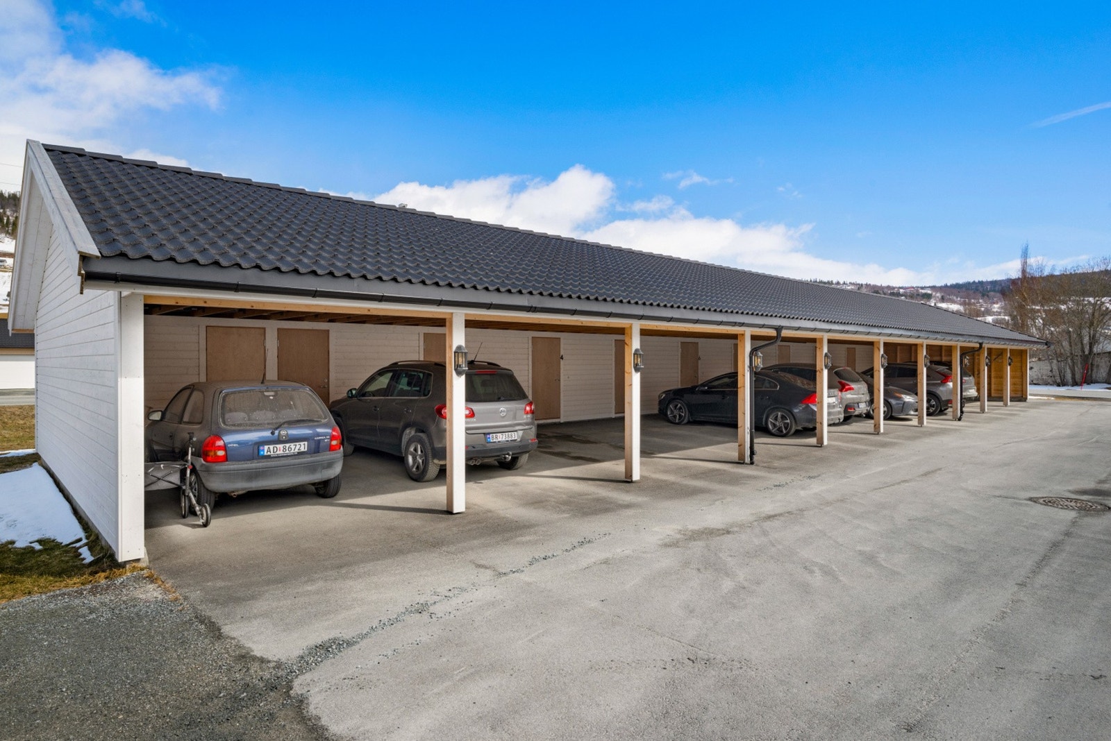 Parkering i carport. Galleribilde