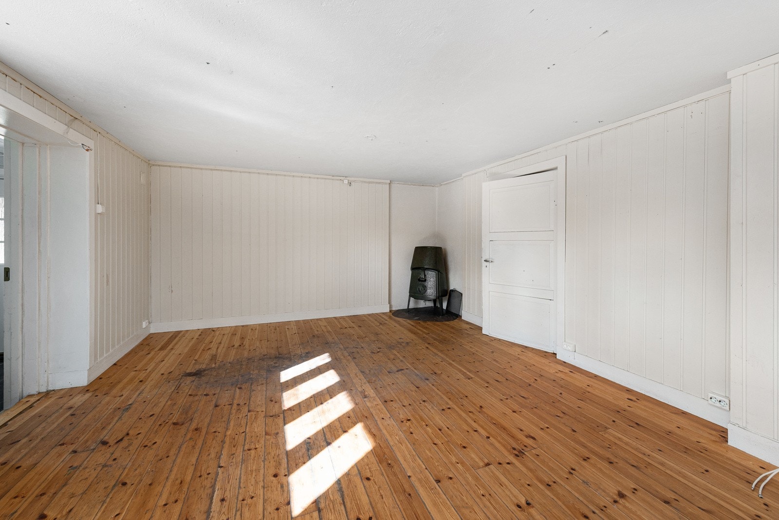 Innredet rom med vedfyring. Galleribilde