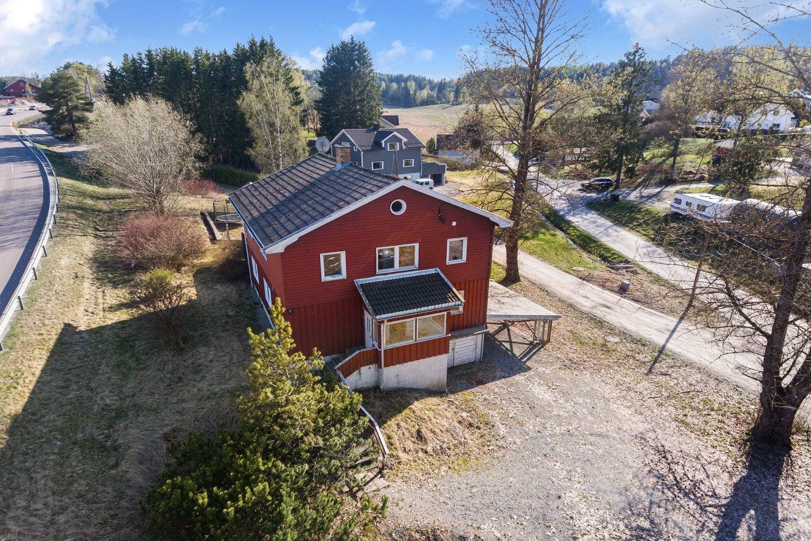 Boligen går over tre romslige plan, og inneholder blant annet kjøkken og stue i både 1. og 2. etasje, 3 bad, 5 soverom og rikelig med lagringsplass. Galleribilde