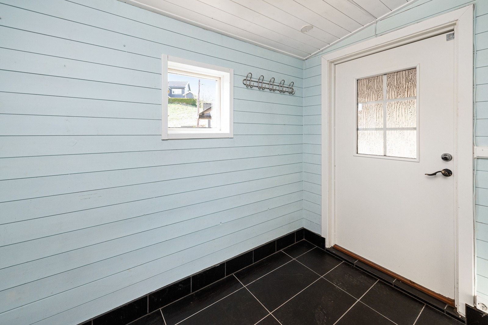 Kjelleretasjen har egen inngangsdør. Galleribilde