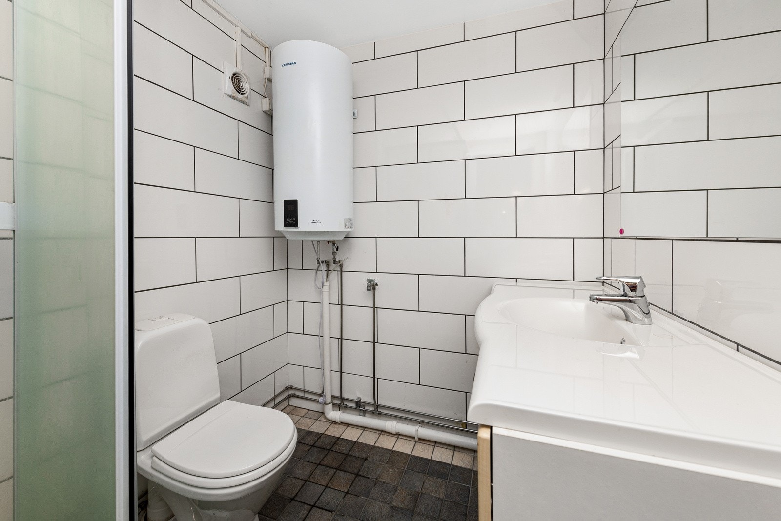 Badet i 2.etasje er utstyrt med dusjkabinett, toalett, nedfelt servant, opplegg til vaskemaskin og varmekabler. Galleribilde