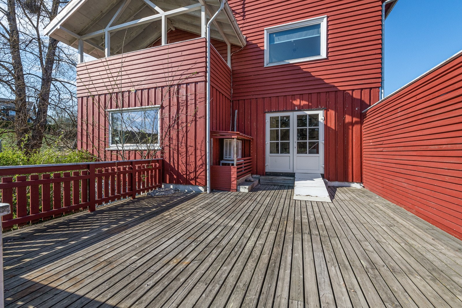 Solrik terrasse med utgang fra stuen i 1.etasje. Galleribilde