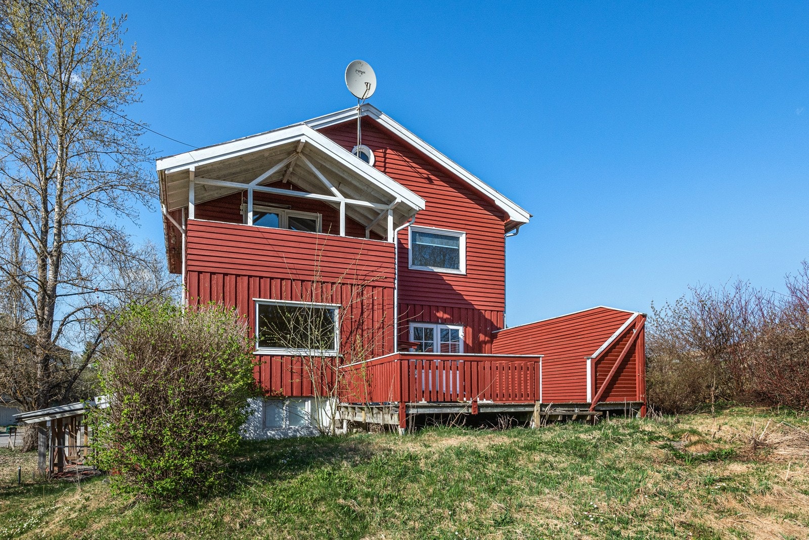 Eiendommen har stor hage, carport og gode parkeringsmuligheter på egen tomt. Galleribilde