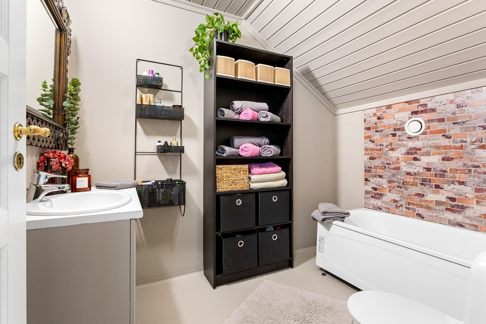 Badet i loft etasjen har badekar, servant og WC. Galleribilde