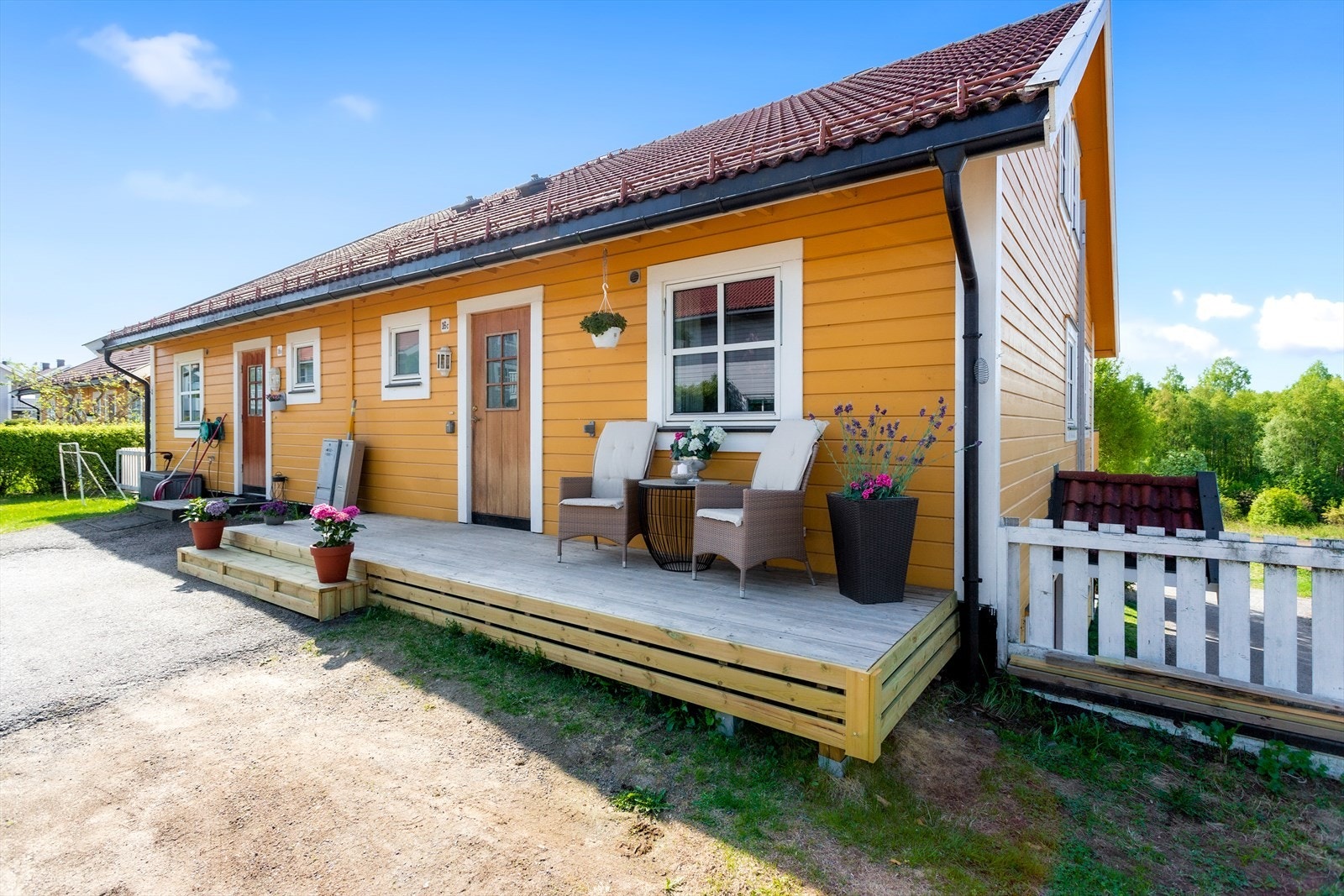 Trivelig inngangsparti på bakkeplan med markterrasse på 10 m². Galleribilde