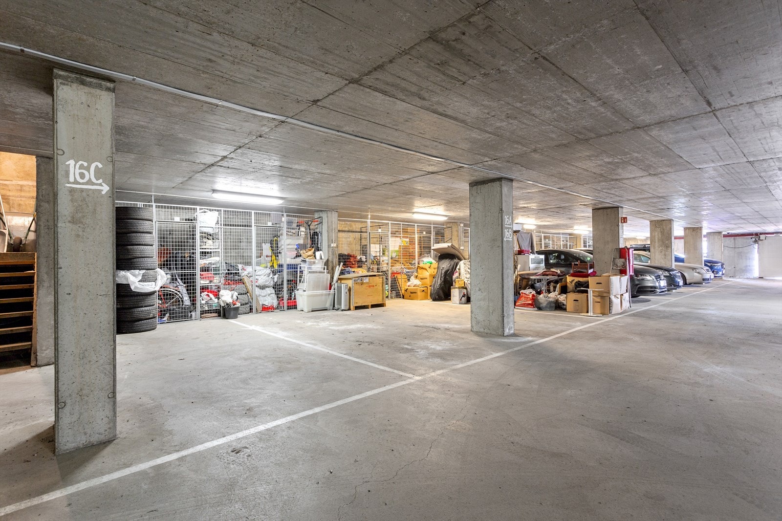 Leiligheten disponerer garasjeplass med bod i felles anlegg. Galleribilde