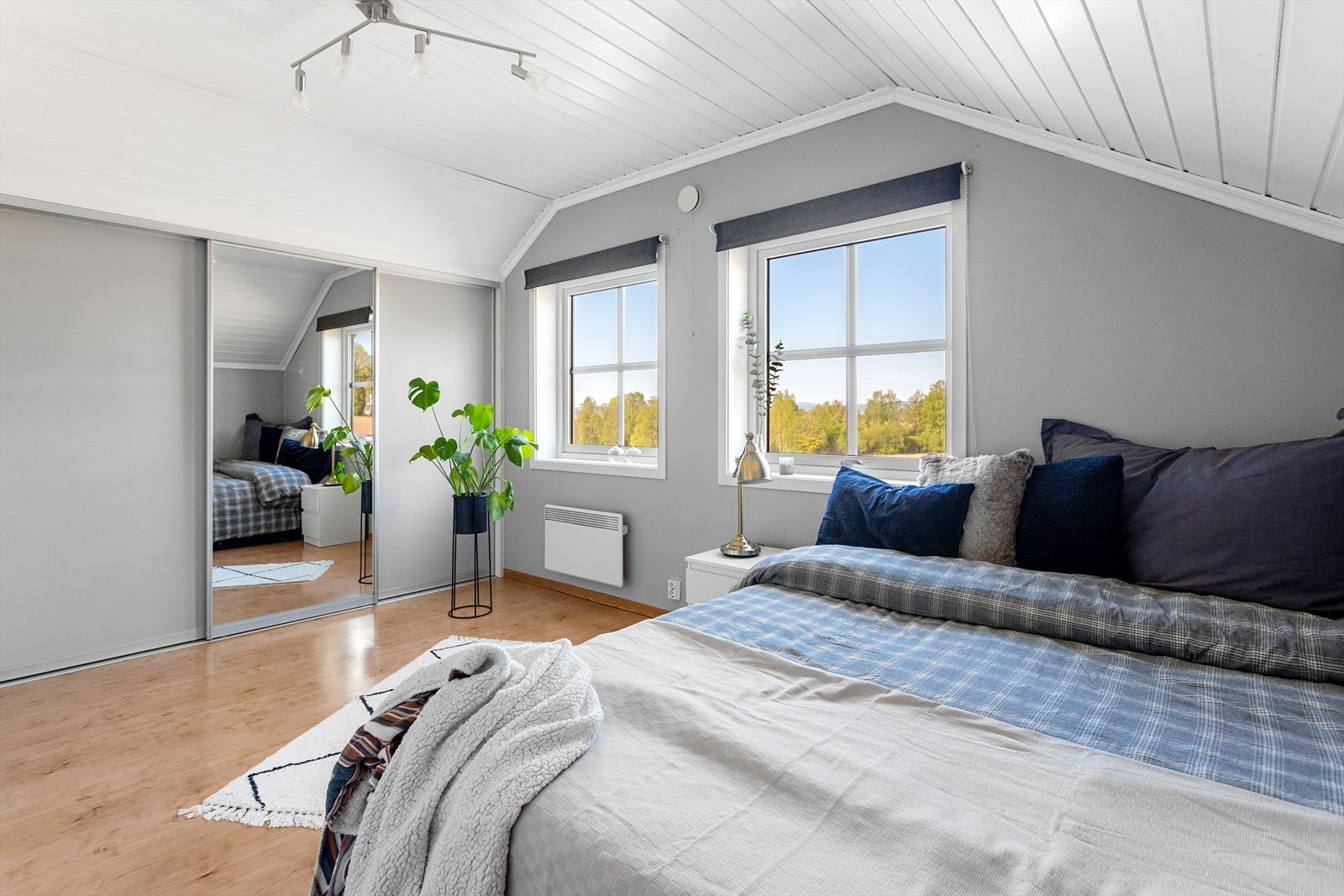 Loft etasjen byr på et stort og flott soverom med skyvedørsgarderobe. Galleribilde