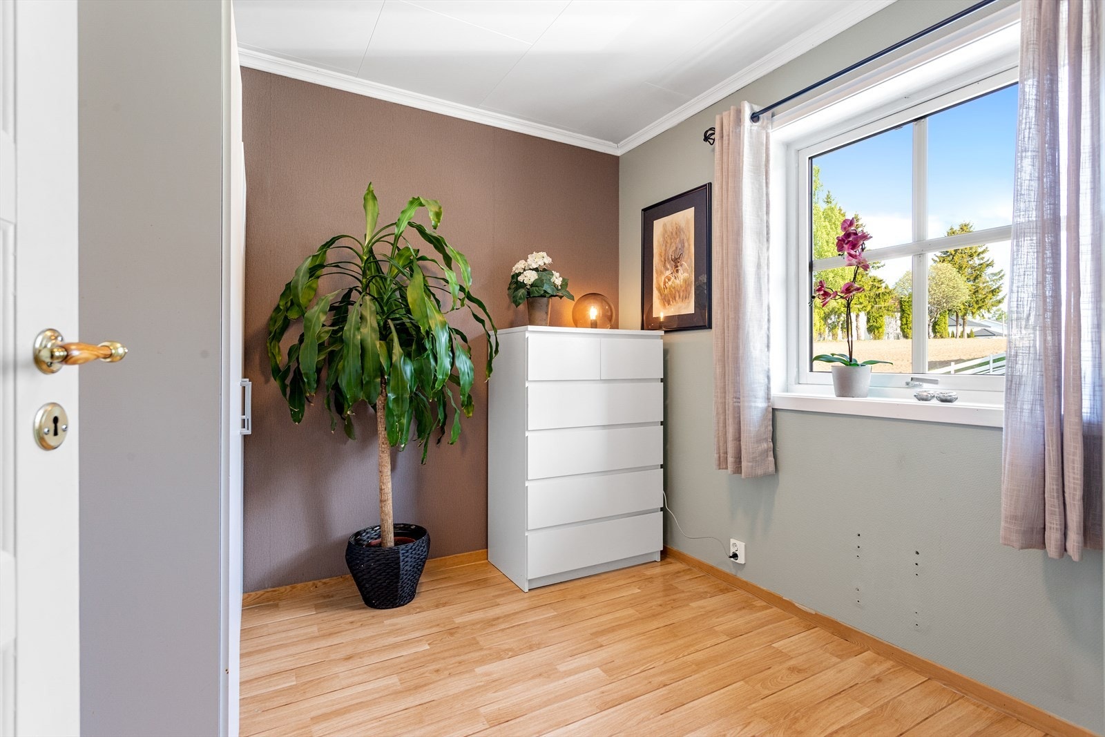 Soverom med garderobeskap. Galleribilde
