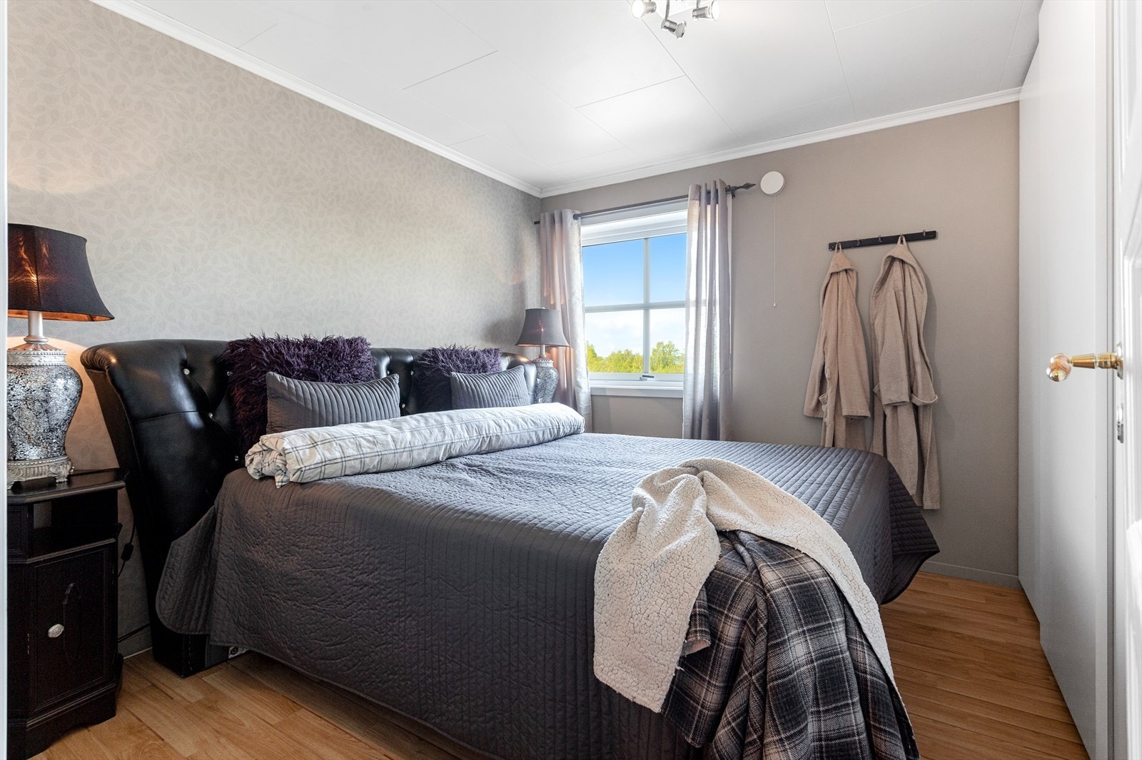 Soverom med god plass til dobbeltseng, nattbord og garderobe. Galleribilde