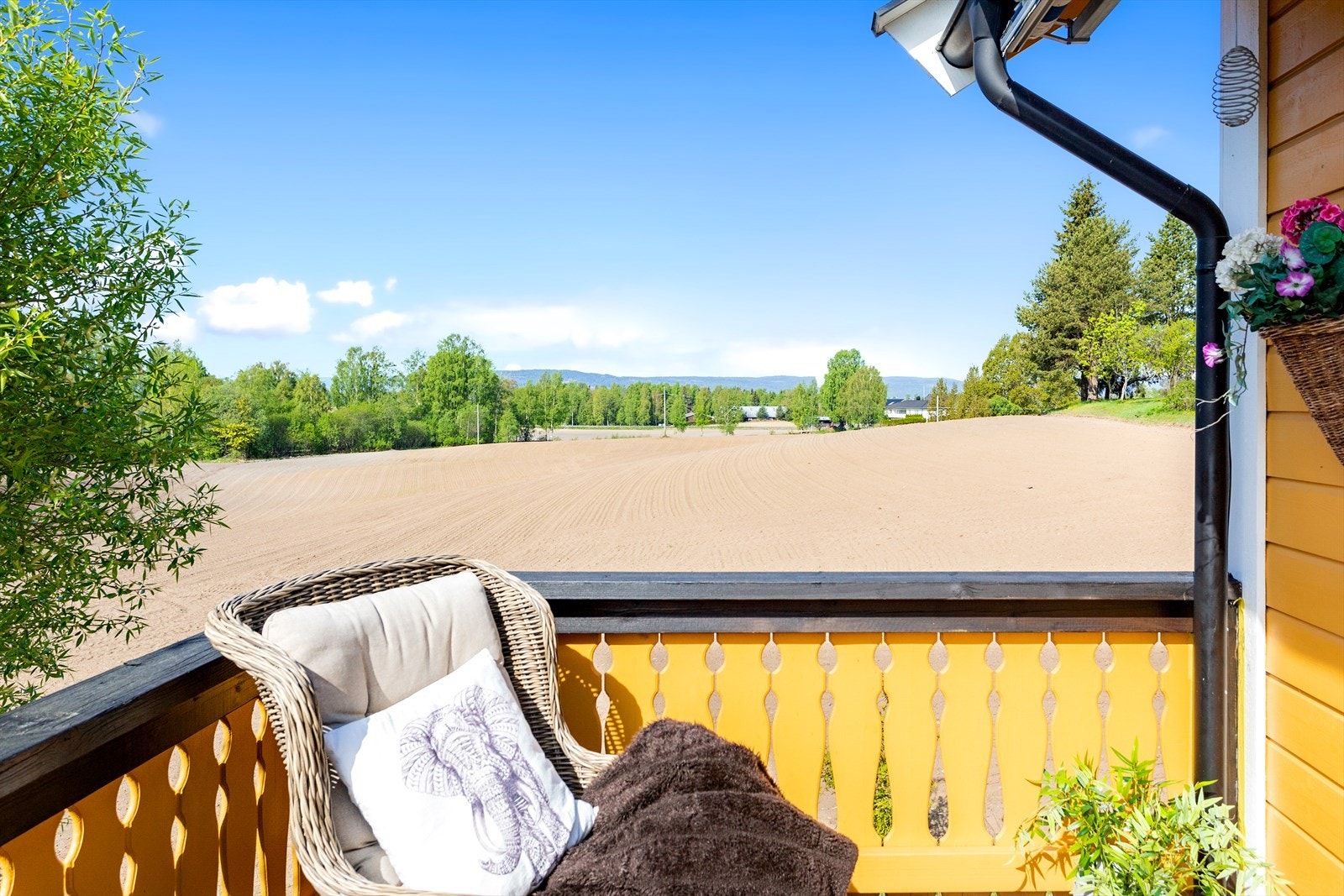 Utsikten fra balkongen utover nærområdet. Galleribilde