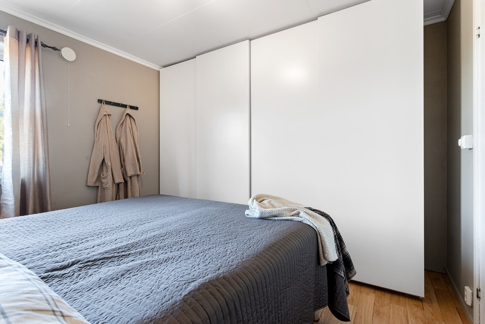 Soverommet har skyvedørsgarderobe. Galleribilde
