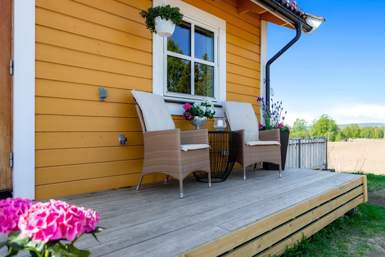 Plass for en liten sittegruppe og blomsterpotter ved inngangspartiet. Galleribilde