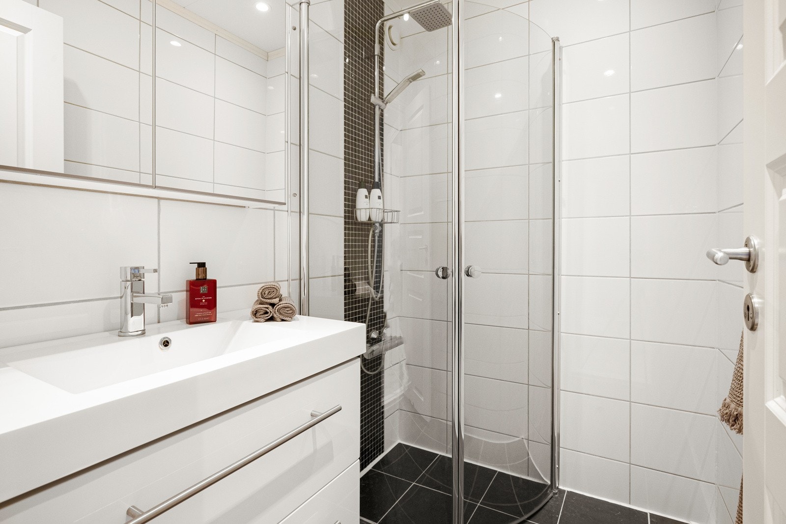Badet ble pusset opp i regi av forrige eier, og er pent innredet med lyse fliser Galleribilde