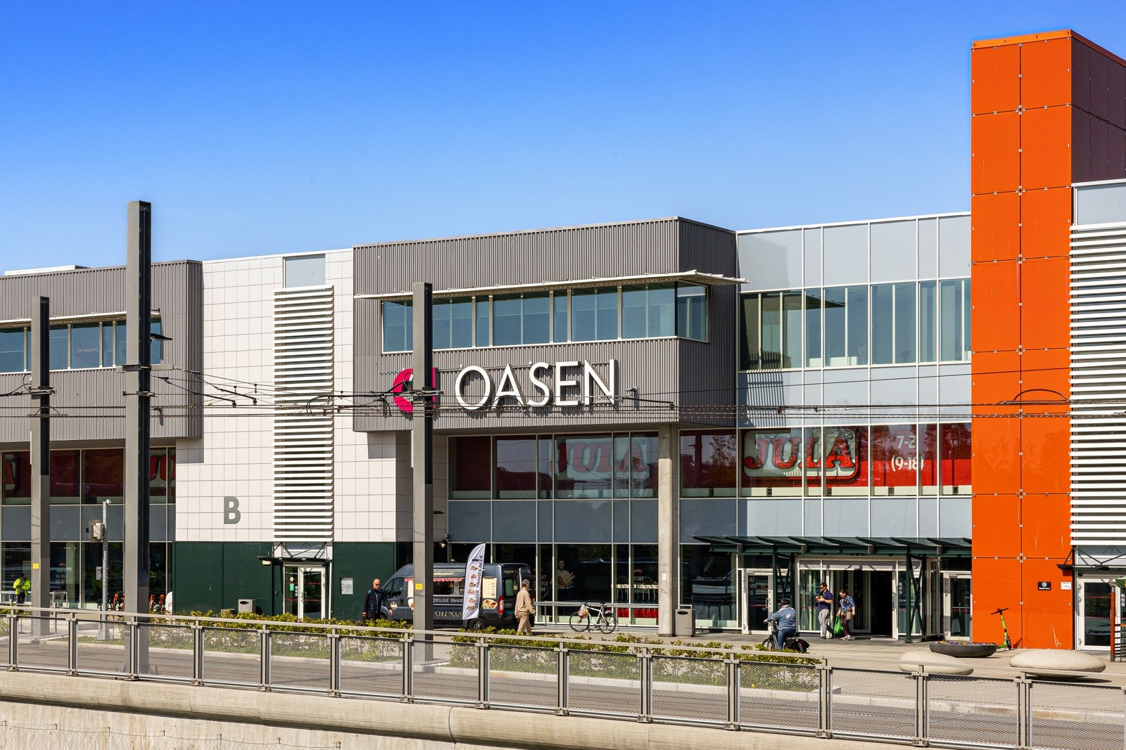 En spasertur unna finner du bydelssenteret Oasen med apotek, flere butikker, vinmonopol og flere spisesteder Galleribilde