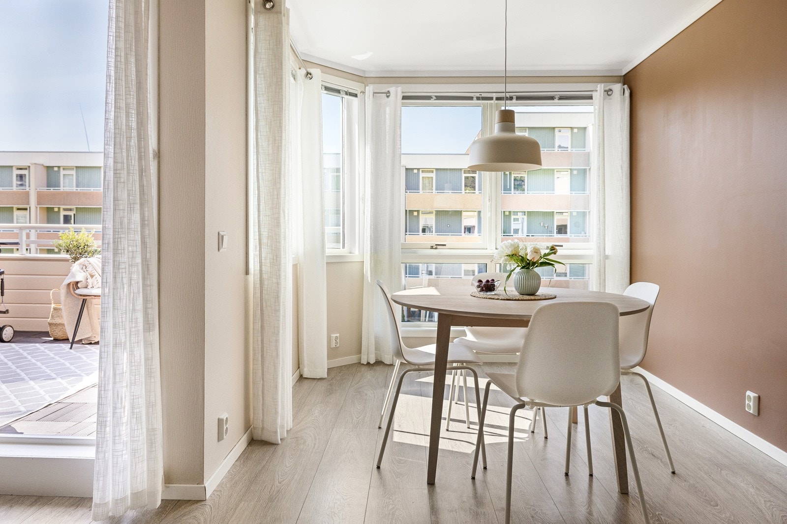 Ved kjøkkenet har du plass til et romslig spisebord for hyggelige middager med venner og familie Galleribilde