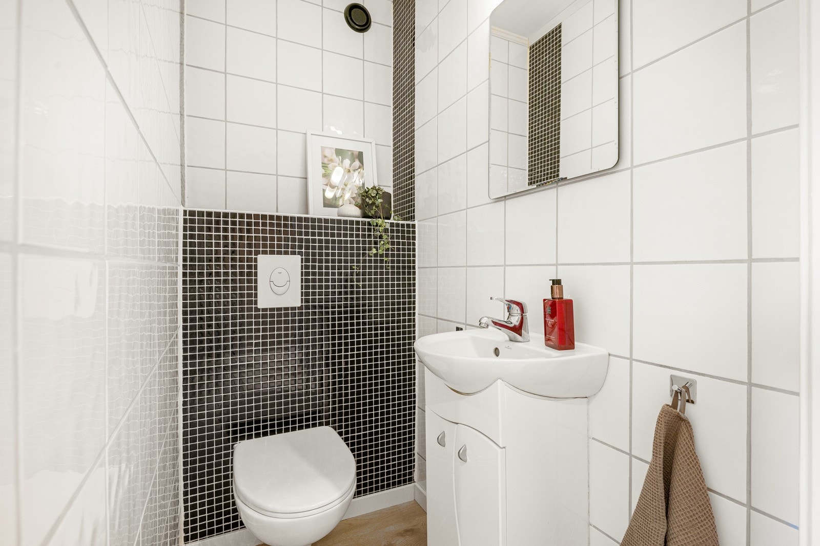 Toalettrommet er separat fra badet som er praktisk om morgenen, eller om man har gjester Galleribilde