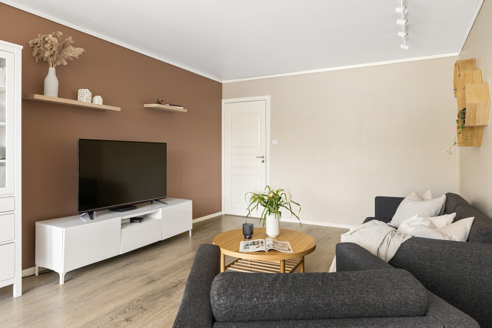 Her er det god plass til en romslig sofagruppe, med tv-uttak tvers over Galleribilde
