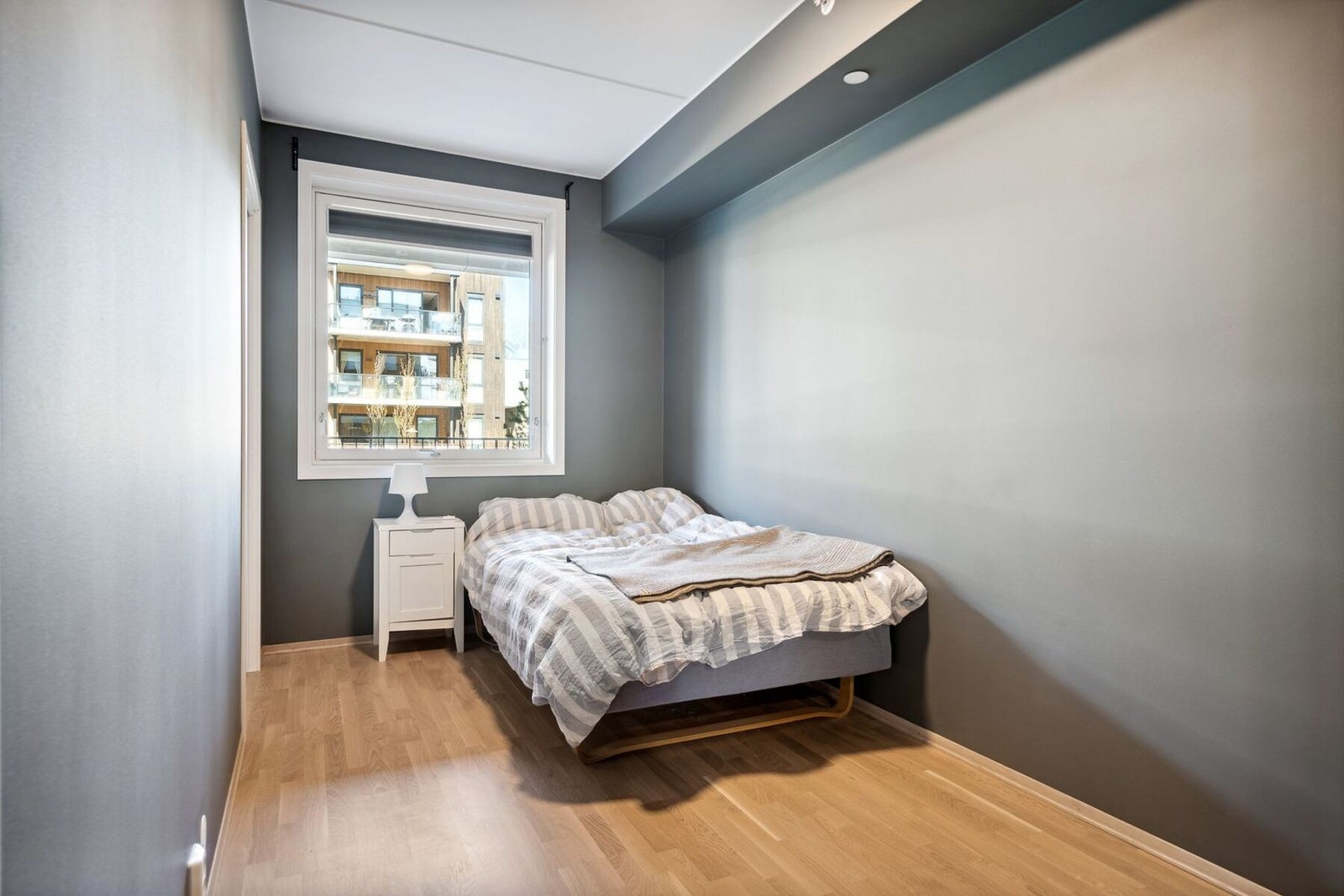 Romslig soverom med plass til dobbeltseng. Galleribilde
