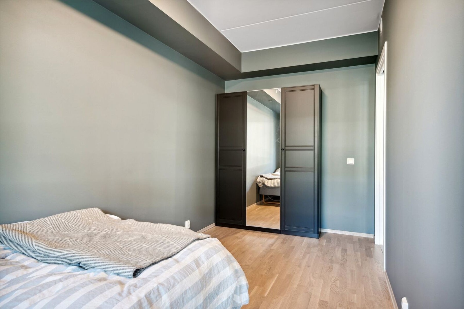 Soverommet har også god plass til garderobe. Galleribilde