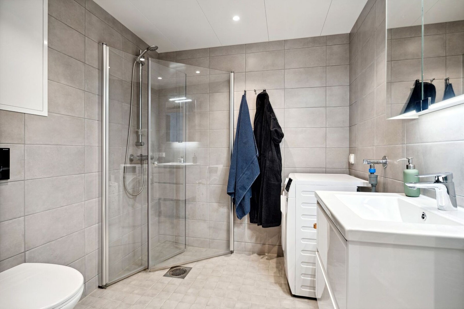 Moderne flislagt bad med varme i gulv. Galleribilde
