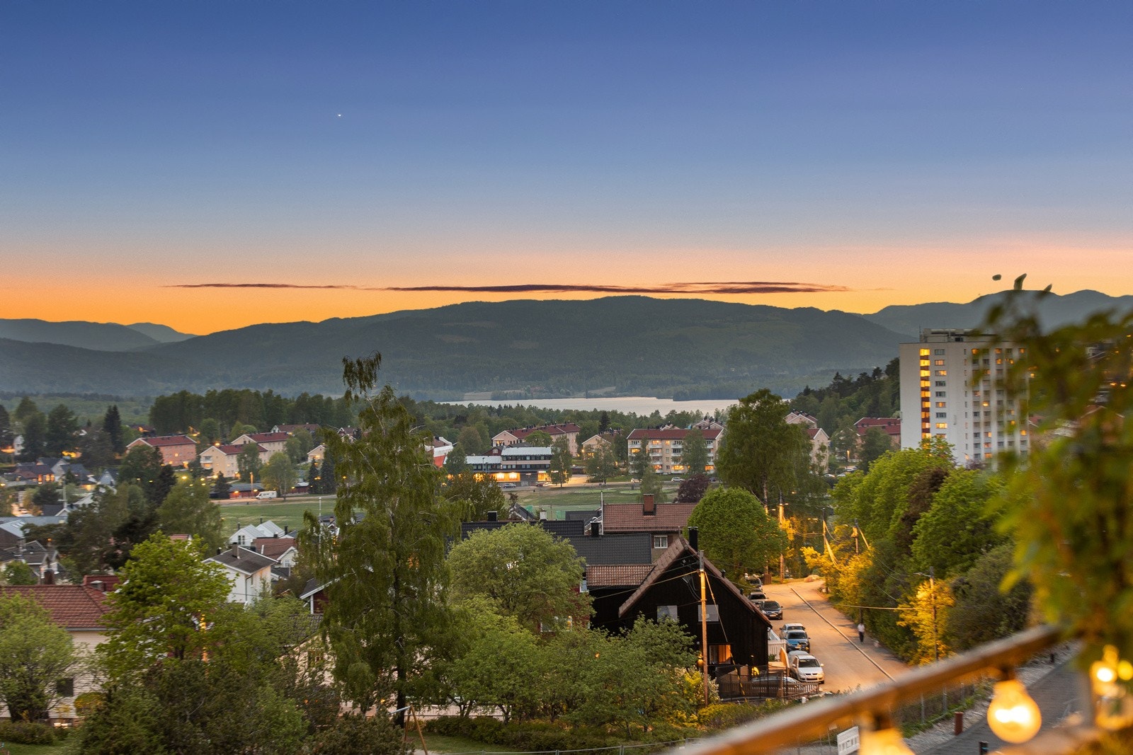 Utsikten ned til Oslofjorden, Holmenkollen og Maridalen har man året rundt. Galleribilde