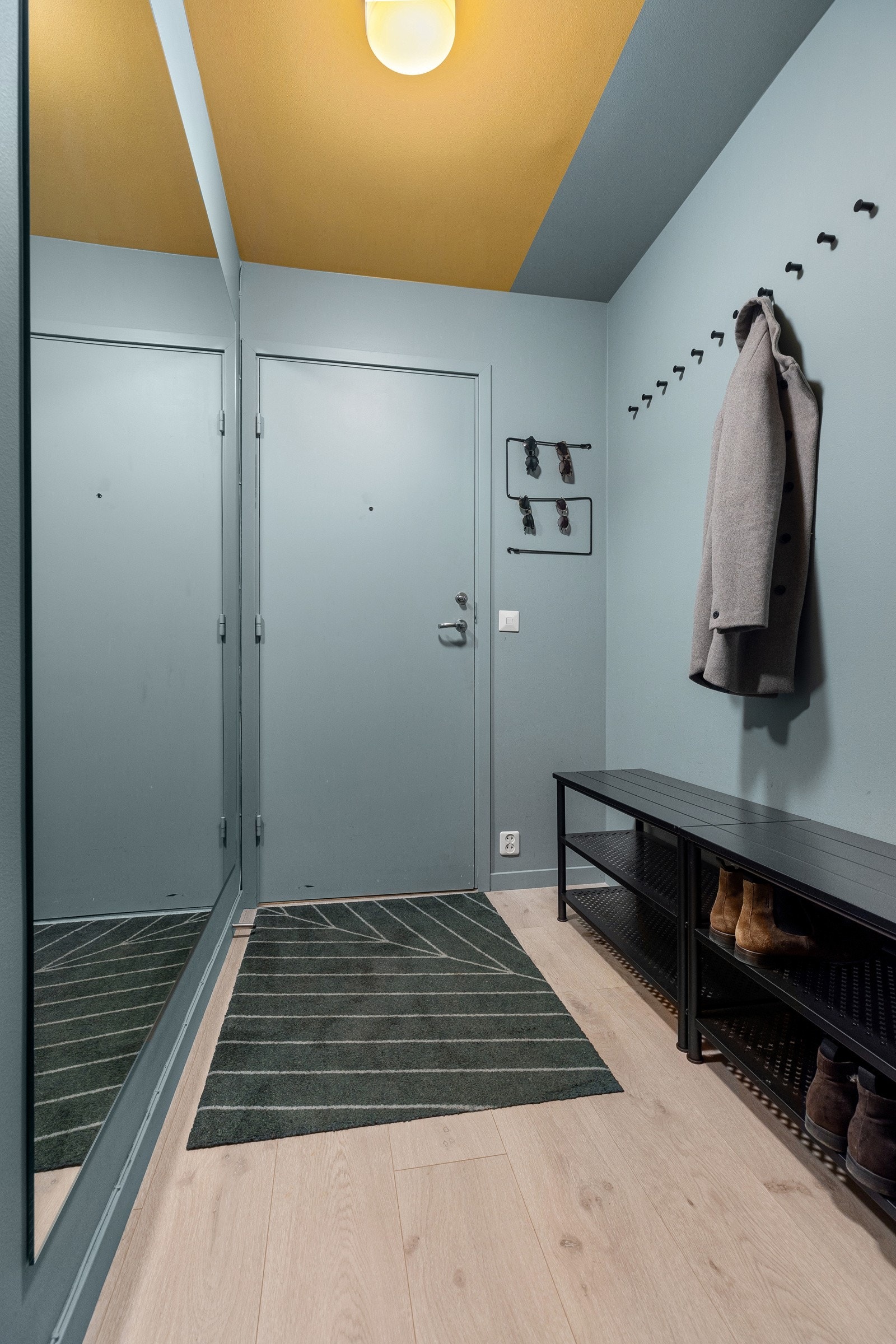 Det er heisadkomst til leilighetsplan. Entréen ligger i 8. etasje og er innredet med énstavs laminat på gulv, moderne fargevalg på vegger, åpen garderobeløsning og godt med oppbevaringsplass i skap i trapp. Galleribilde