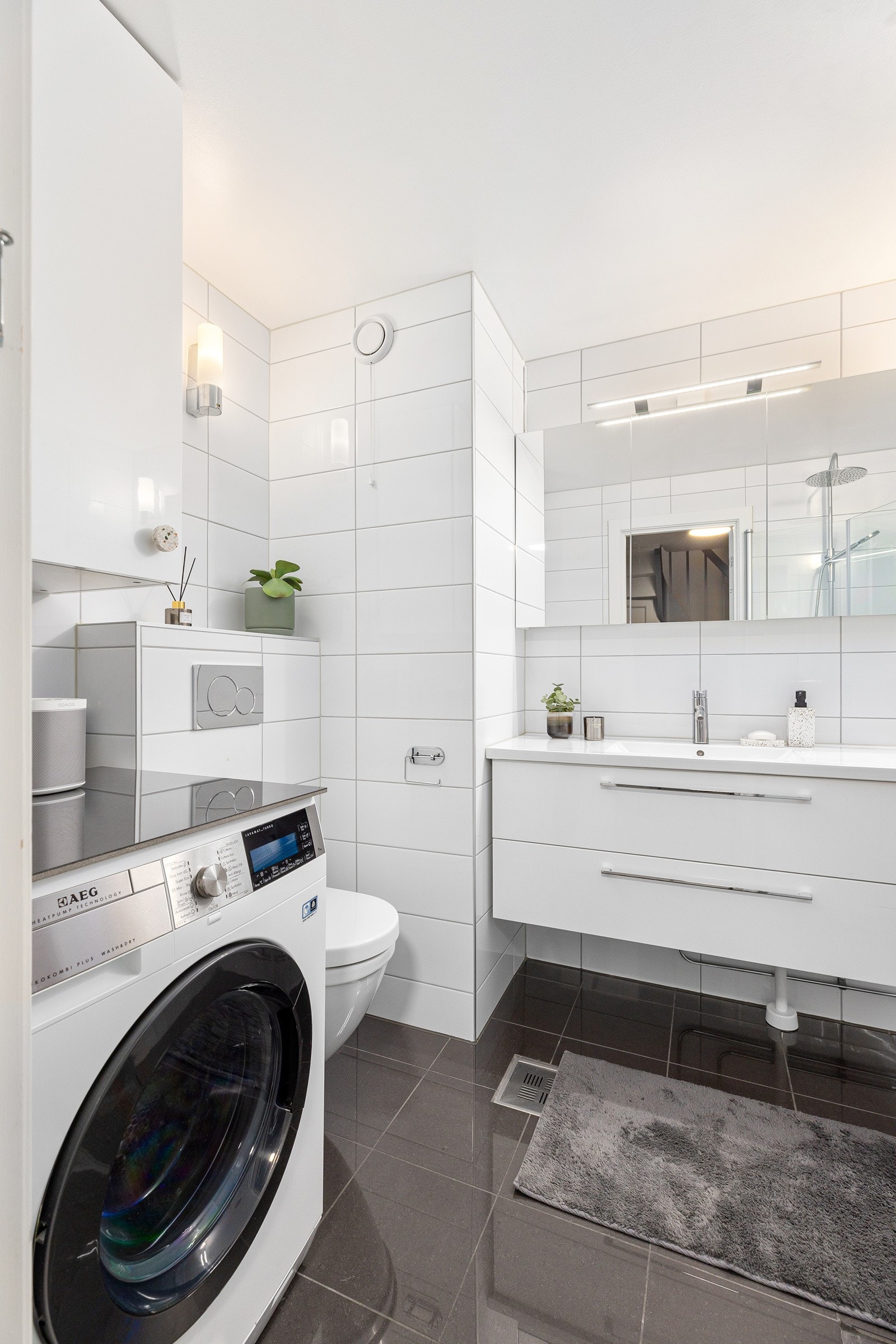 Videre har badet vegghengt toalett, dusjnisje med regnfallsdusj og opplegg for vaskemaskin. Galleribilde