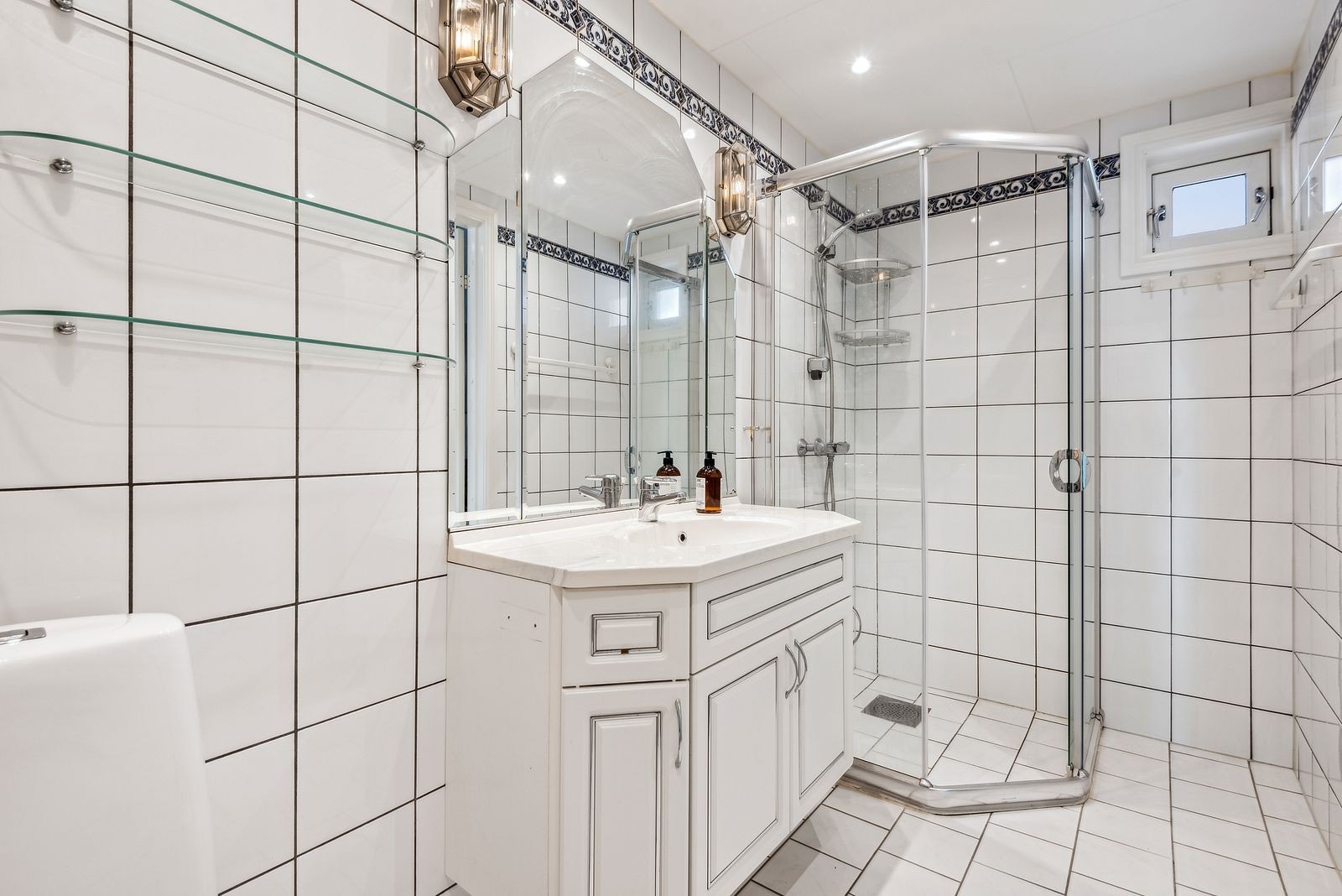 Badet er flislagt og har varmekabler i gulvet - Eget vaskerom Galleribilde