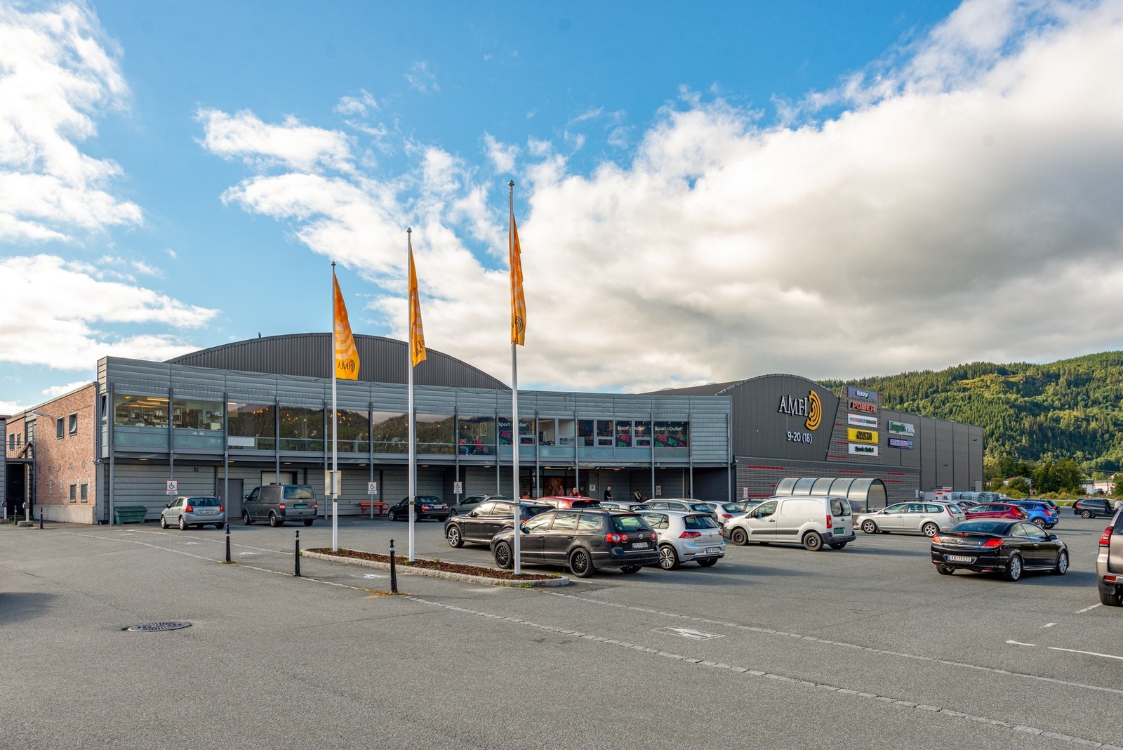Omtrent 20 minutter til to forskjellige kjøpesenter med en rekke butikker og servicefasiliteter. Dagligvarehandel i umiddelbar nærhet til boligen. Galleribilde