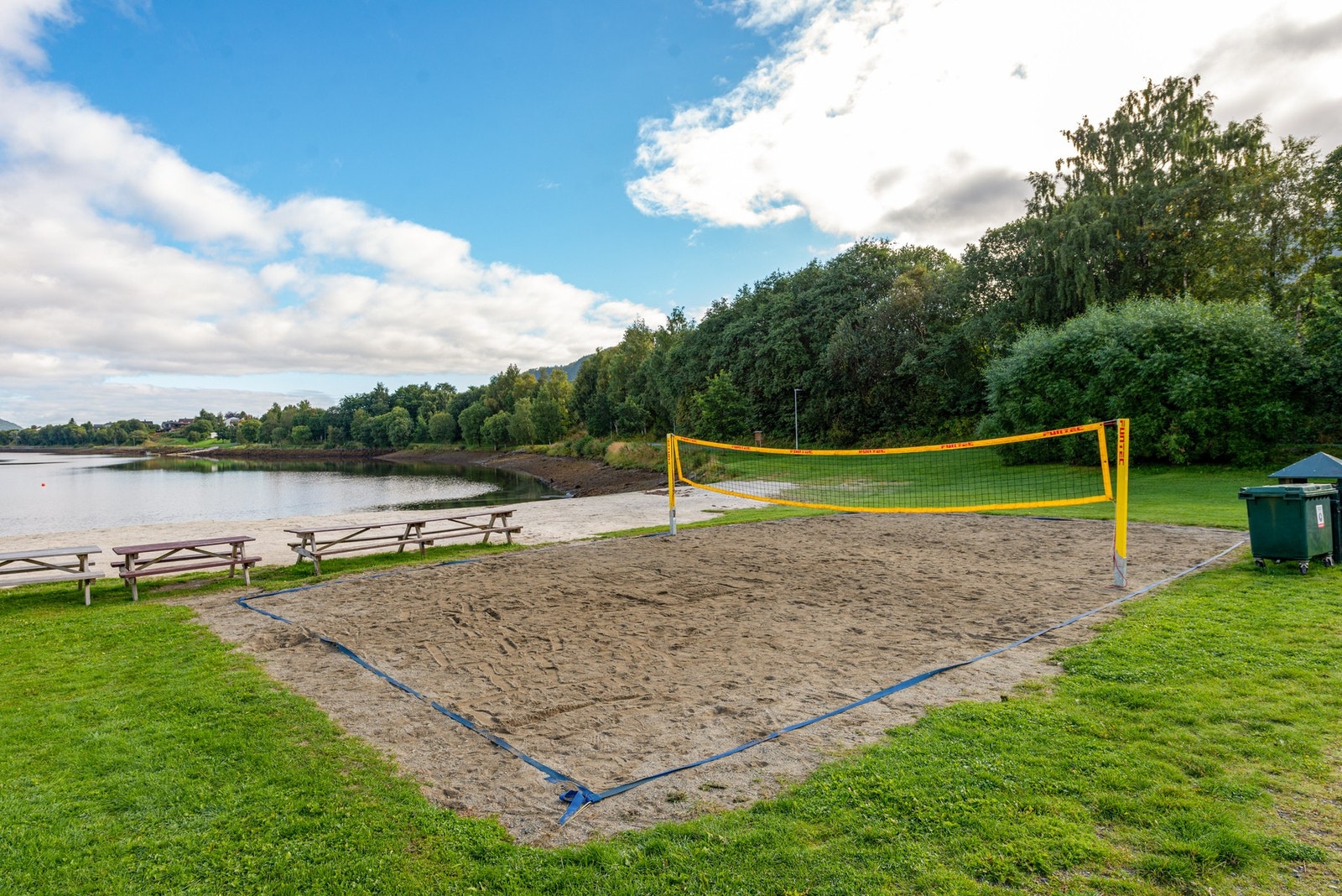 15 min gange til Vannspeilet/Gammelosen med hvite sandstrender, fire badeplasser, og 2,1 km lang tursti. Galleribilde
