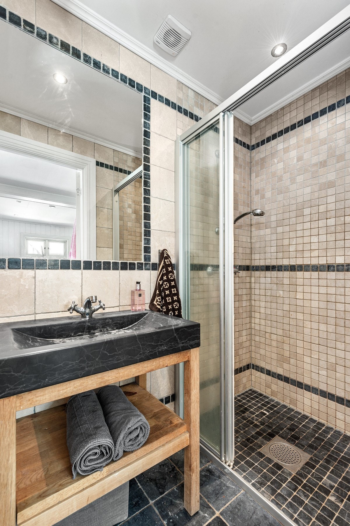 Pent flislagt bad med behagelig varme i gulv. Downlights i himling. Galleribilde