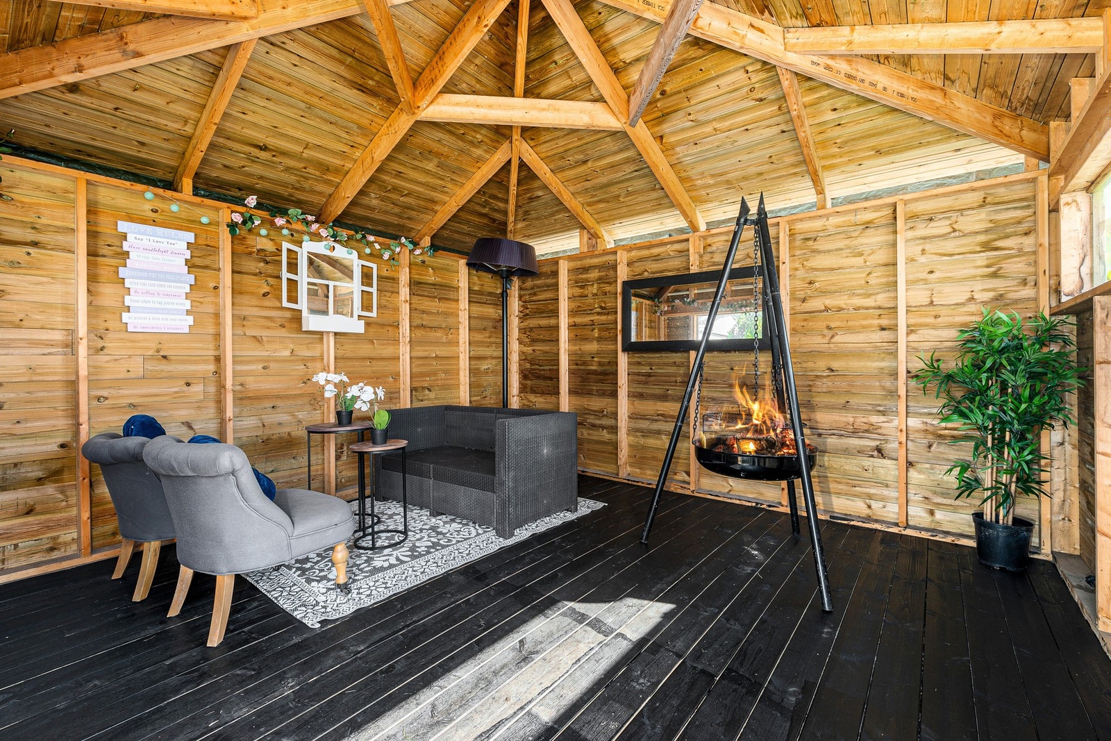 Mange vil sette pris på mulighetene ved egen grillhytte/lysthus! Oppmålt til ca. 15m². Galleribilde