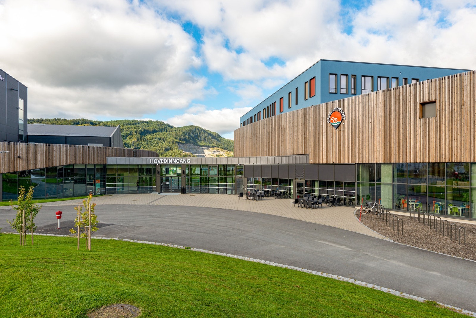 Orklandbadet er ett av landets største og fineste badeanlegg med åtte bassenger, badstuer og sklie. Her finner du også en innendørs klatrehall, treningssenter, og idrettshall. Alt 15 minutters gange fra huset. Galleribilde