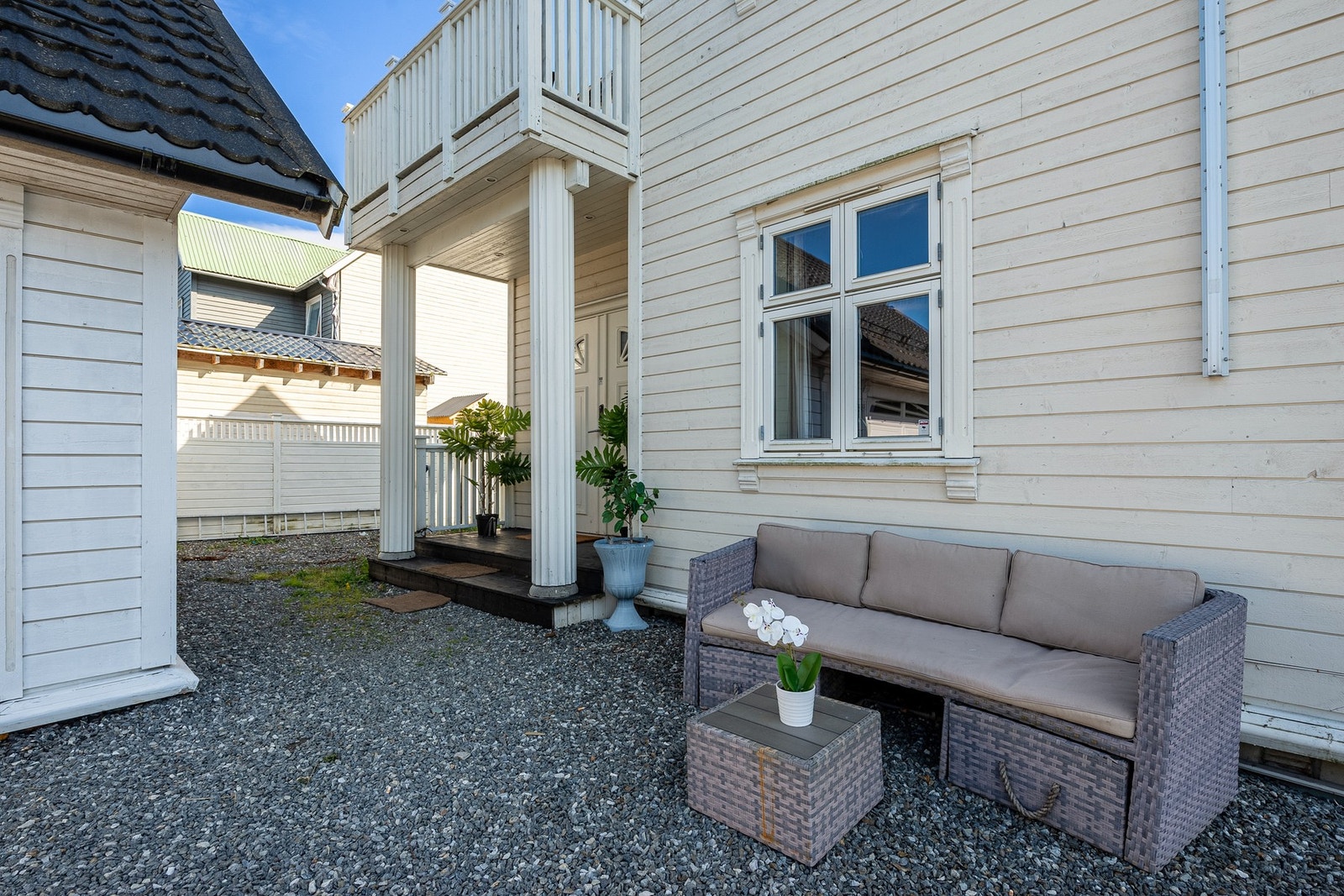 Huset har et herskapelig preg med søyler og downlights ved inngangspartiet. Galleribilde