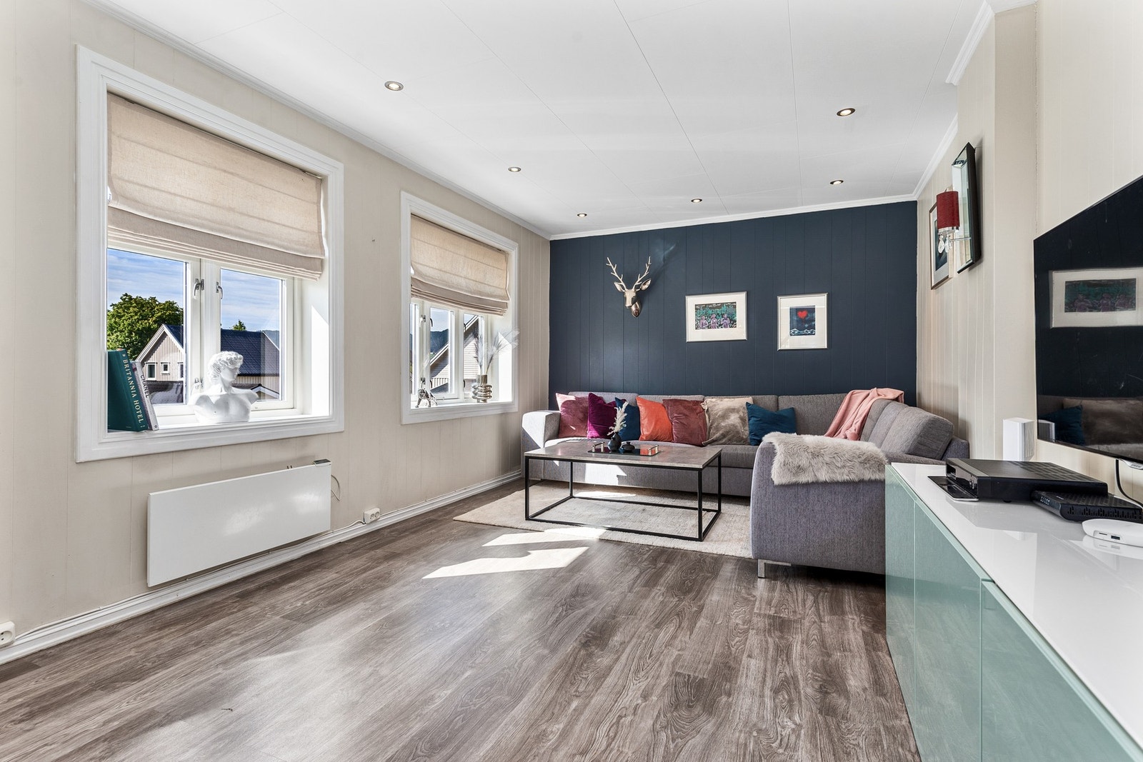 Stuen er utvidet med å ta i bruk et av de opprinnelige soverommene. Galleribilde