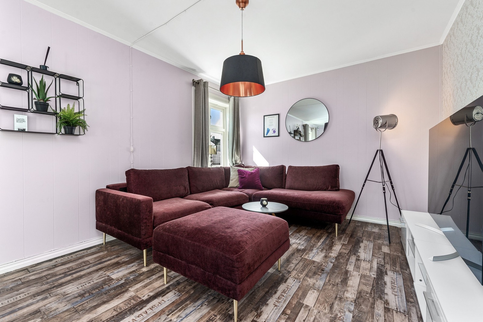 I 1.etasjen finner du en romslig stue på 22,5 m2. Galleribilde