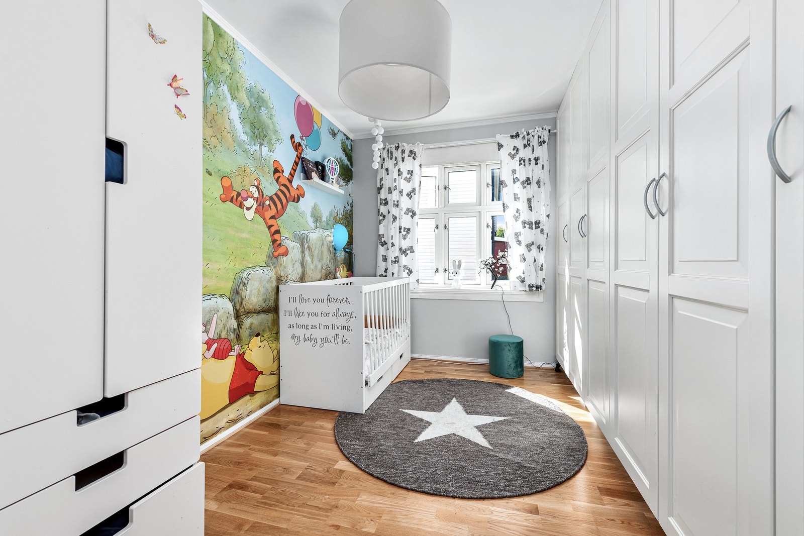 Soverom 2 måler 8,5 m2. Perfekt som et barnerom med god oppbevaringsplass. Inngang via hovedsoverommet. Galleribilde
