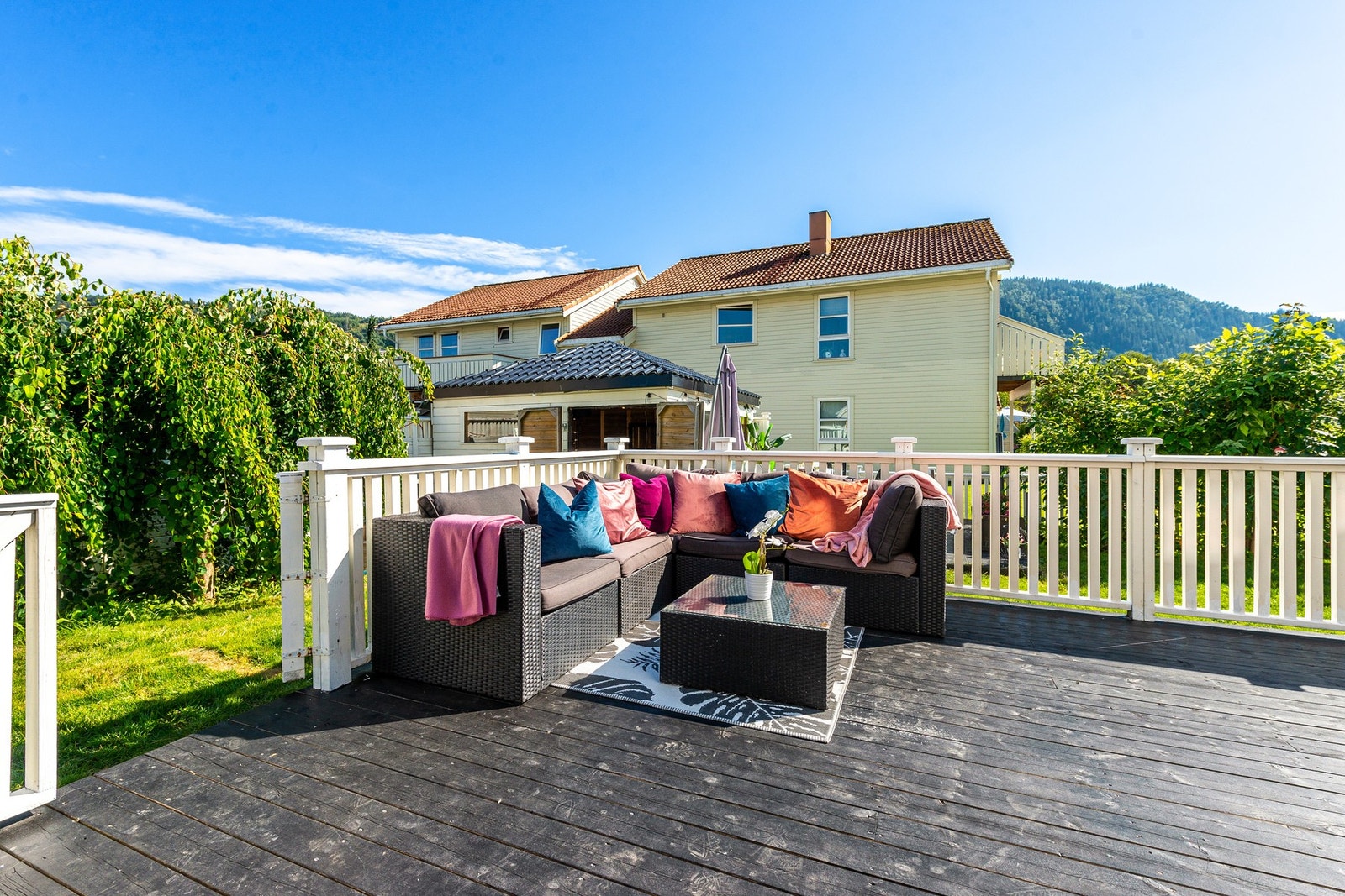 Stor, solrik terrasse, med direkte nedgang til hage. Galleribilde
